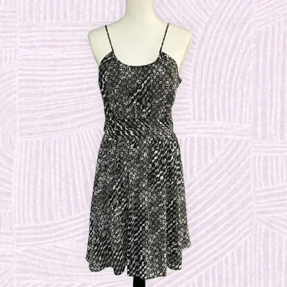 Banana Republic Dresses & Skirts - Banana Republic size 8 NWT halter dress with spaghetti straps